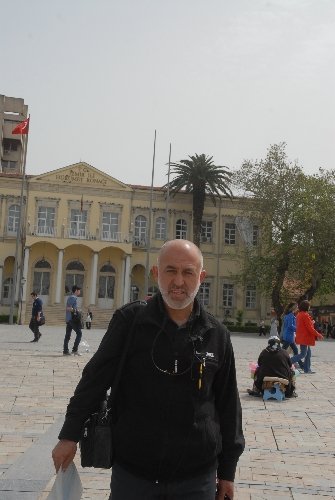 İzmirli esnafın tek kişilik travesti eylemi