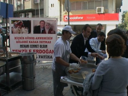 İzmirli Esnaflar Başbakan'ın Merhume Annesi İçin Lokma Dağıttı