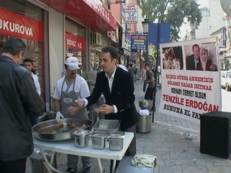 İzmirli Esnaflar Başbakan'ın Merhume Annesi İçin Lokma Dağıttı