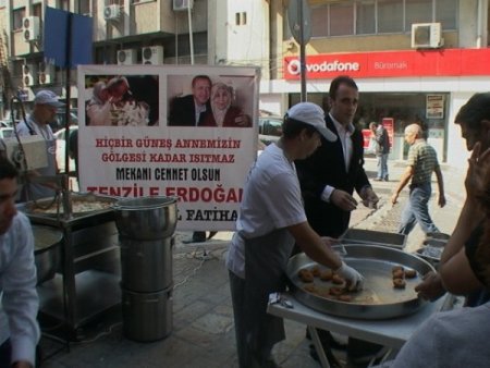 İzmirli Esnaflar Başbakan'ın Merhume Annesi İçin Lokma Dağıttı