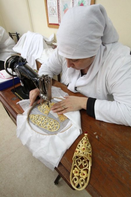 İzmirli hanımların el işi çarıkları Paris yolcusu