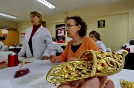 İzmirli hanımların el işi çarıkları Paris yolcusu