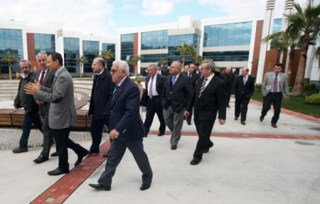 İzmirli İşadamları Ders Verecekleri Gediz Üniversitesi'ne Fabrikalarını Açtı