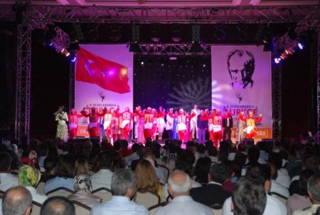 İzmirli İşadamları Türkçe’nin Çocuklarını Ayakta Alkışladı