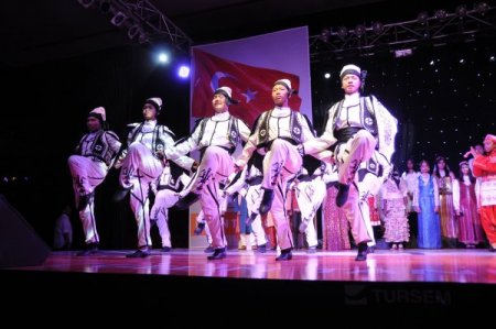 İzmirli İşadamları Türkçe’nin Çocuklarını Ayakta Alkışladı