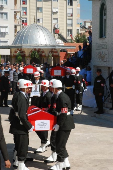 İzmirli şehitler gözyaşlarıyla son yolculuklarına uğurlandı