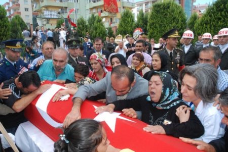 İzmirli şehitler gözyaşlarıyla son yolculuklarına uğurlandı