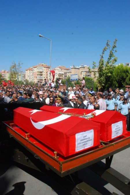 İzmirli şehitler gözyaşlarıyla son yolculuklarına uğurlandı