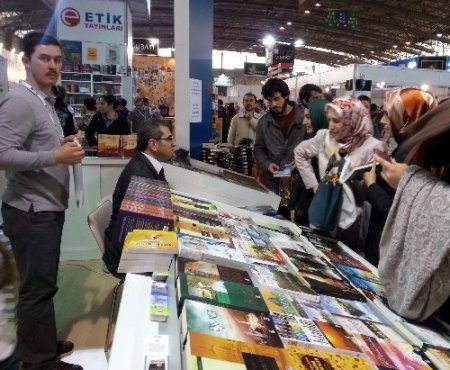 İzmirliler hafta sonunda Kitap Fuarı’na akın etti