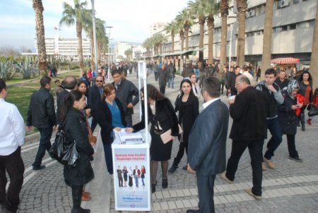İzmirliler kamuda kıyafet özgürlüğü imza kampanyasına yoğun ilgi gösterdi
