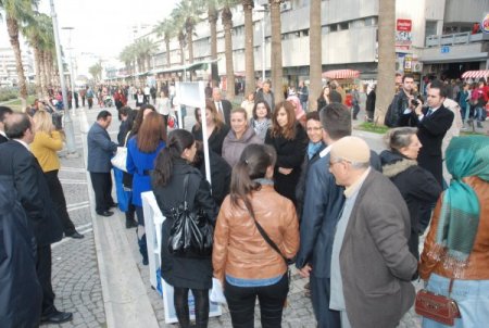 İzmirliler kamuda kıyafet özgürlüğü imza kampanyasına yoğun ilgi gösterdi