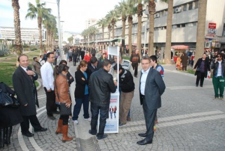 İzmirliler kamuda kıyafet özgürlüğü imza kampanyasına yoğun ilgi gösterdi