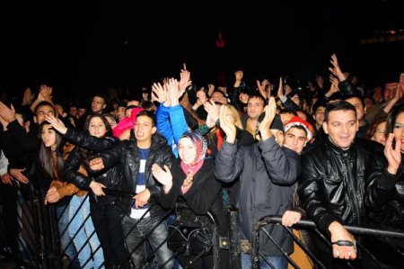 İzmirliler yeni yıla Kıraç konseriyle girdi