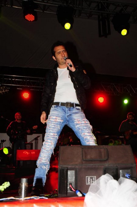 İzmirliler yeni yıla Kıraç konseriyle girdi