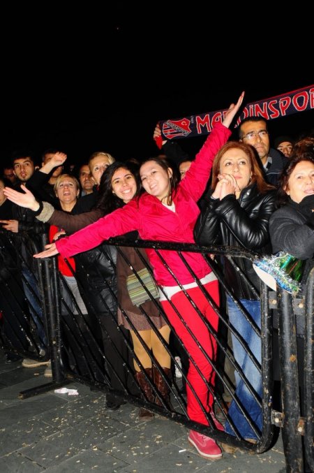 İzmirliler yeni yıla Kıraç konseriyle girdi