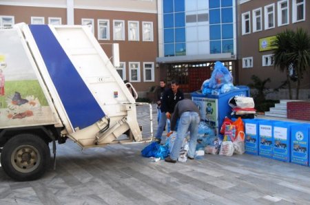 İzmit Belediyesi, geri dönüşümle okullara yardım ediyor