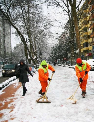 İzmit'te Fuar Alanında Bulunan Yapay Göl, Buz Tuttu