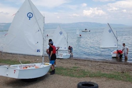 İznik Gölü'ne dalan Milletvekili Aydın, su altında temizlik yaptı