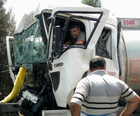 İzolasyon Malzemesinden Kaçarken Kaza Yapan Tanker Sürücüsünü İtfaiye Kurtardı