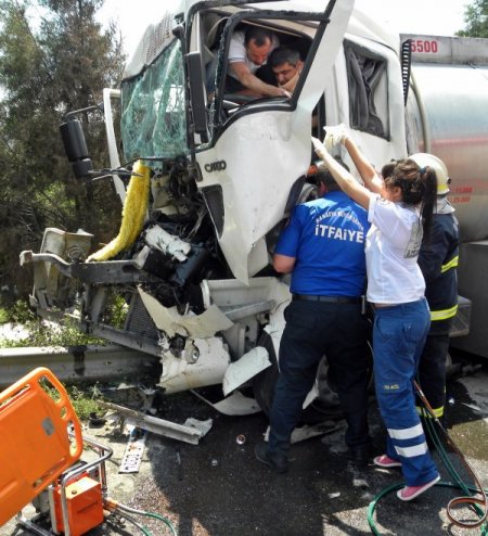İzolasyon Malzemesinden Kaçarken Kaza Yapan Tanker Sürücüsünü İtfaiye Kurtardı