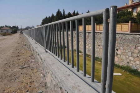 İZSU, derelere güvenlik amaçlı demir korkuluk takıyor