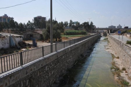 İZSU, derelere güvenlik amaçlı demir korkuluk takıyor