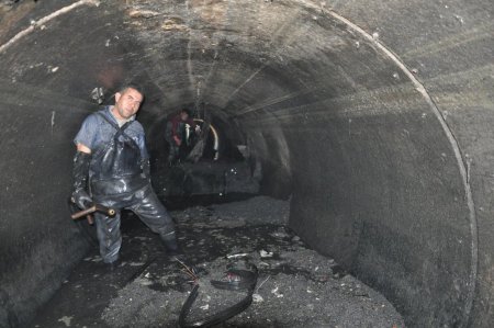 İZSU Büyük Kanal’ın tıkanan yerlerini açmak için üç vardiya çalışacak