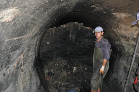 İZSU Büyük Kanal’ın tıkanan yerlerini açmak için üç vardiya çalışacak