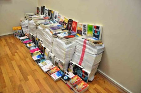 İzzet Baysal Üniversitesi önünde korsan kitap operasyonu