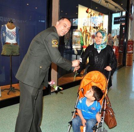 Jandarma, annelere çiçek dağıttı