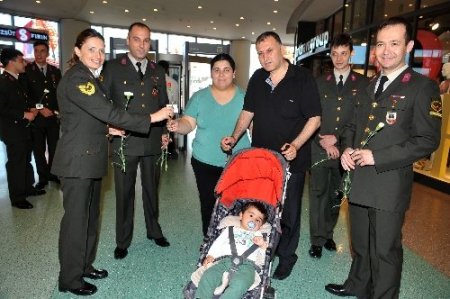 Jandarma, annelere çiçek dağıttı