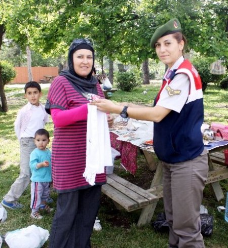 Jandarma, piknikçilere Anneler Günü sürprizi yaptı