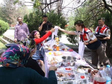 Jandarma, piknikçilere Anneler Günü sürprizi yaptı