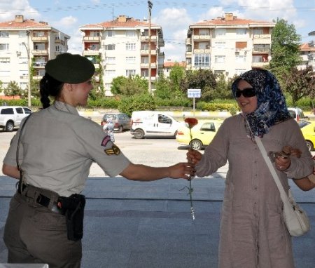 Jandarma annelere karanfil dağıttı