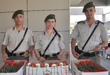 Jandarma annelere karanfil dağıttı