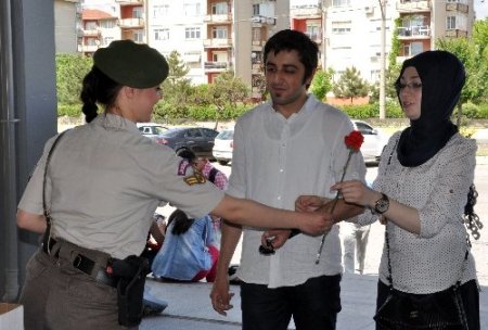 Jandarma annelere karanfil dağıttı