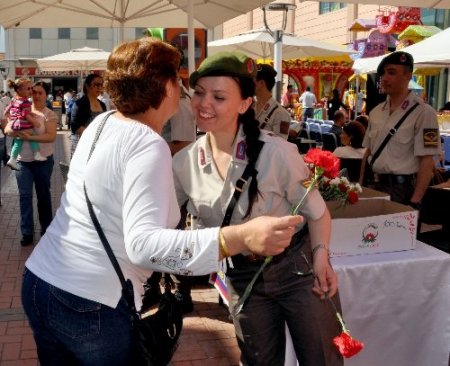 Jandarma annelere karanfil dağıttı