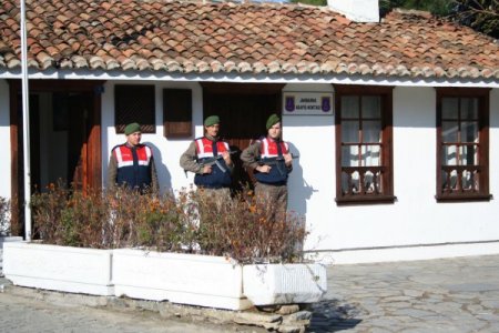 Jandarma aşırı kalabalık beklenen Şirince'de köpekli tatbikat yaptı