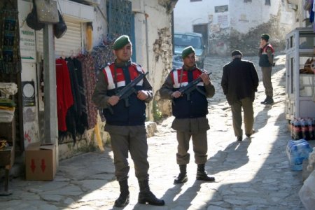 Jandarma aşırı kalabalık beklenen Şirince'de köpekli tatbikat yaptı