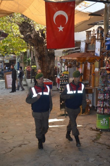 Jandarma aşırı kalabalık beklenen Şirince'de köpekli tatbikat yaptı