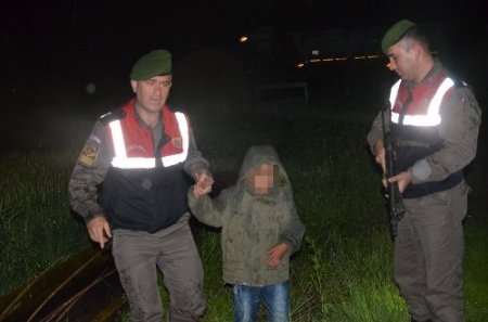 Jandarma gece yarısı yolda bulunan sağır ve dilsiz çocuğu ailesine teslim etti