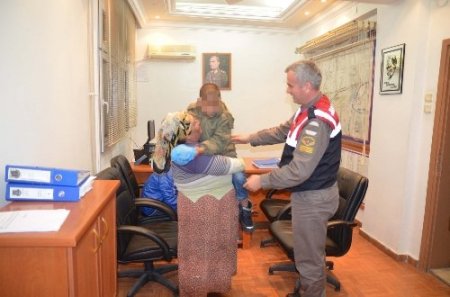 Jandarma gece yarısı yolda bulunan sağır ve dilsiz çocuğu ailesine teslim etti