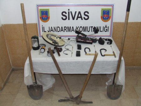 Jandarma kaçak kazıya suçüstü yaptı