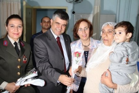 Jandarma Komutanı'ndan annelere karanfil