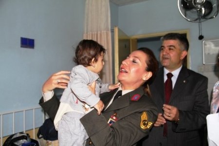 Jandarma Komutanı'ndan annelere karanfil