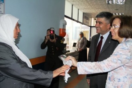 Jandarma Komutanı'ndan annelere karanfil