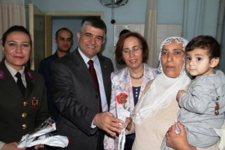 Jandarma Komutanı'ndan annelere karanfil