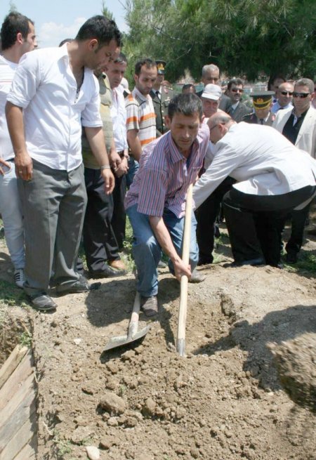 Jandarma Kurşunlarına Hedef Olan Çetintaş Toprağa Verildi