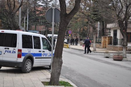 Jandarma Lojmanı Önündeki Şüpheli Çanta Hareketli Saatlerin Yaşanmasına Neden Oldu