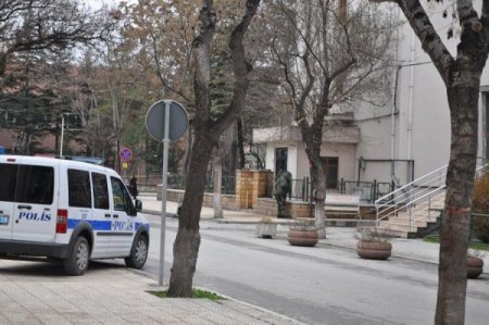 Jandarma Lojmanı Önündeki Şüpheli Çanta Hareketli Saatlerin Yaşanmasına Neden Oldu